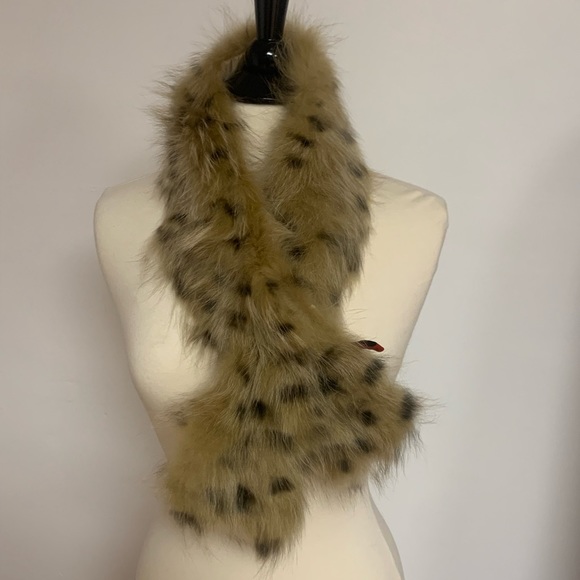 Annabelle New York Fur Scarf - Picture 2 of 4